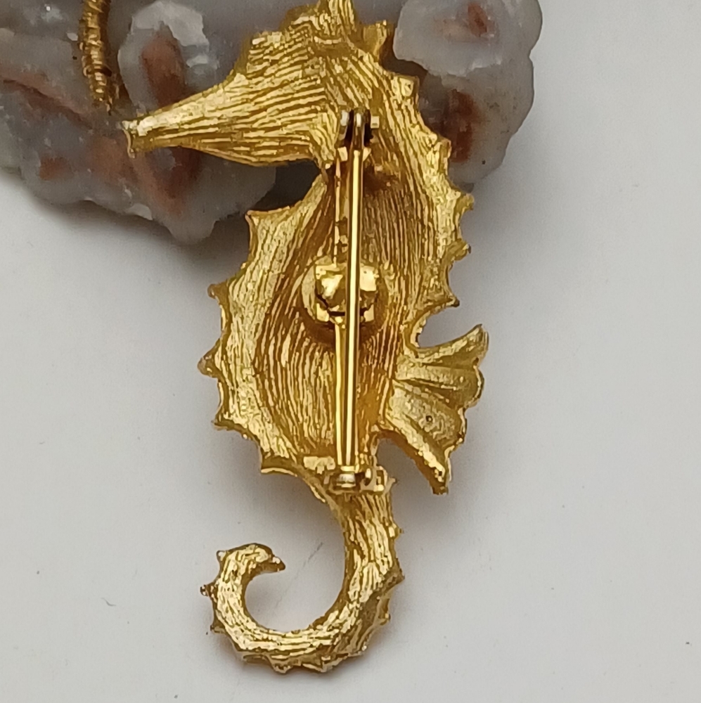 GOLD TONE SEA HORSE BROOCH/PIN - Picture 2 of 4